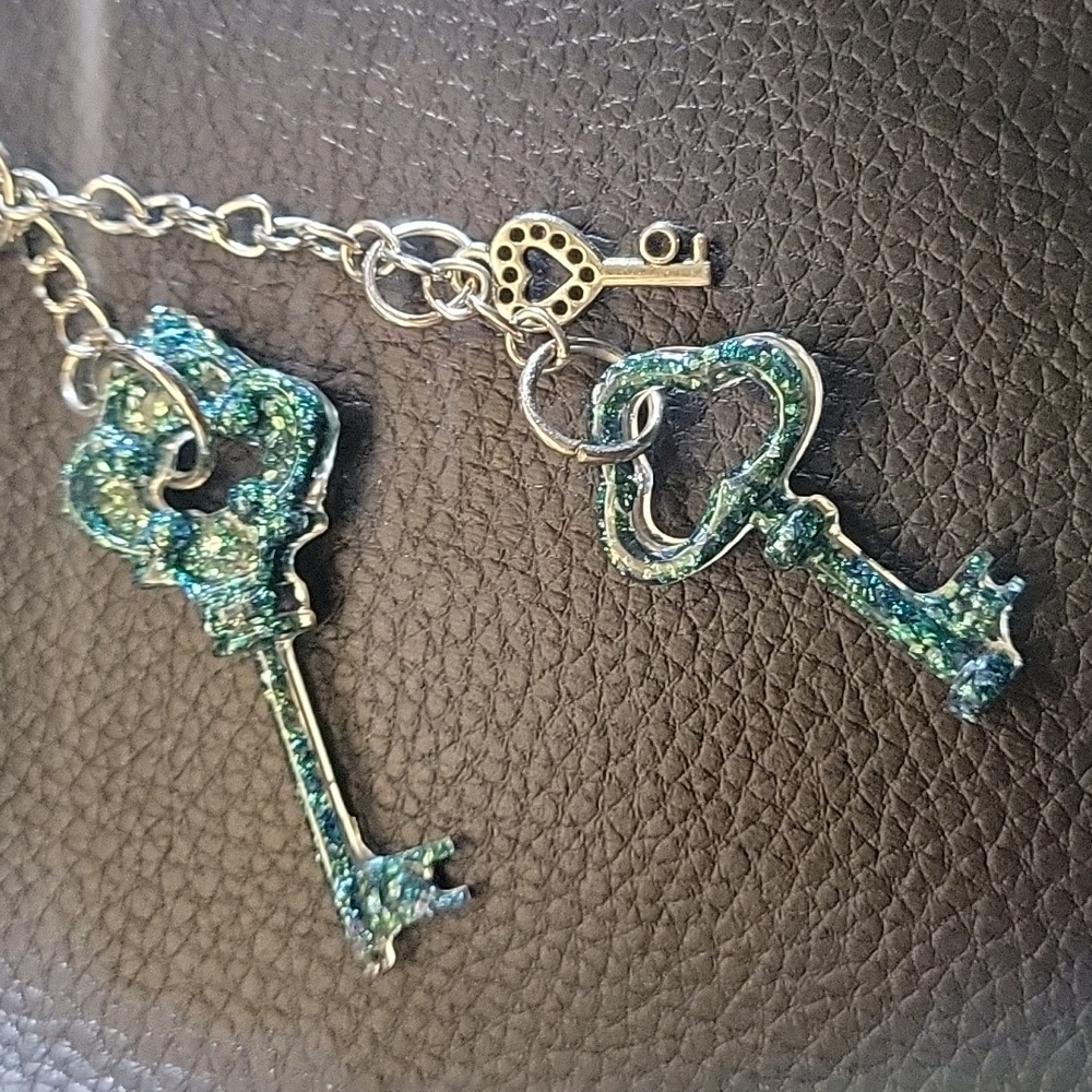 Handmade Double 🔑 Keychain - Picture 3 of 4